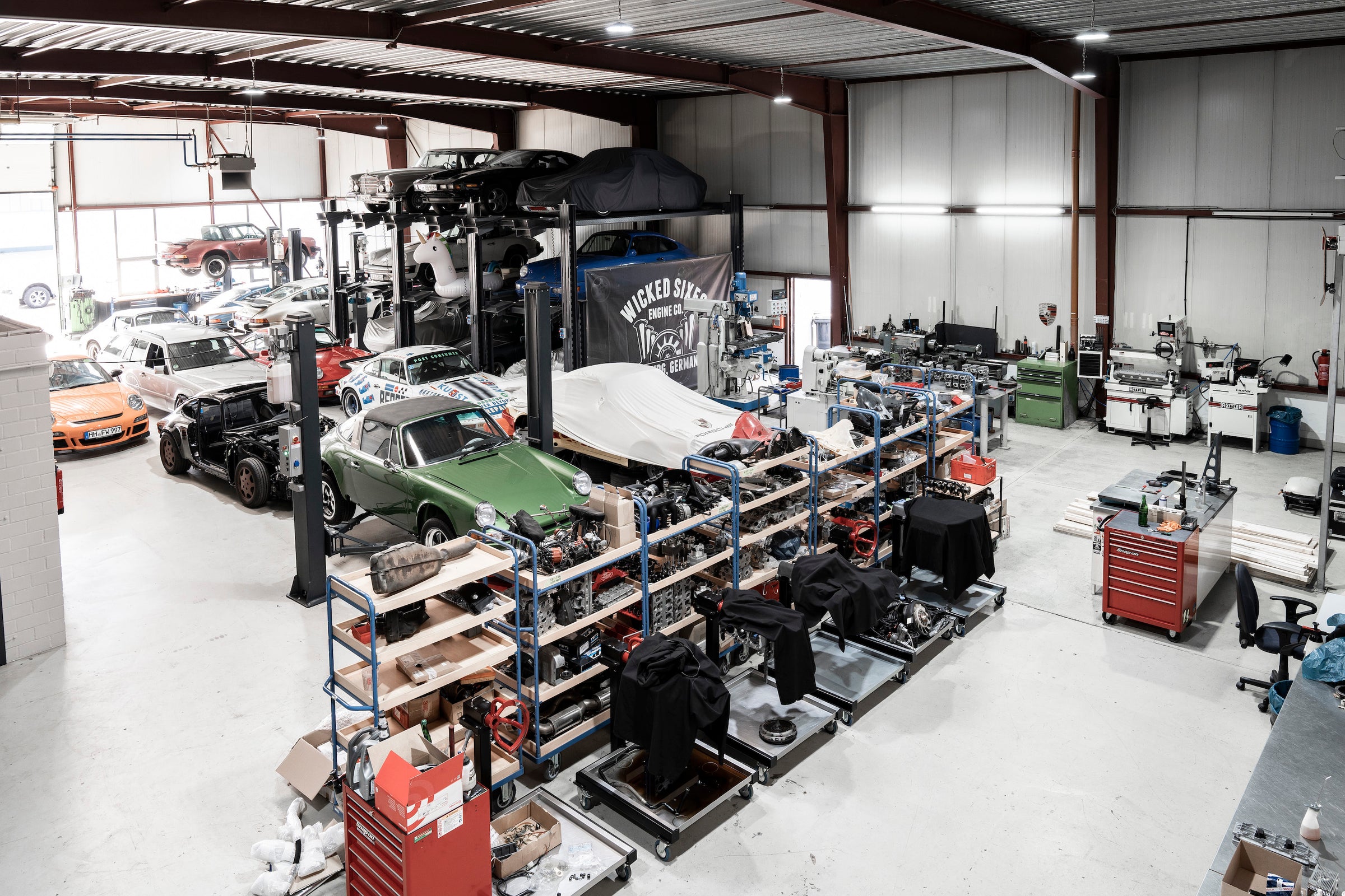 Blick in die HOEING Autosport Porsche Werkstatt. 
